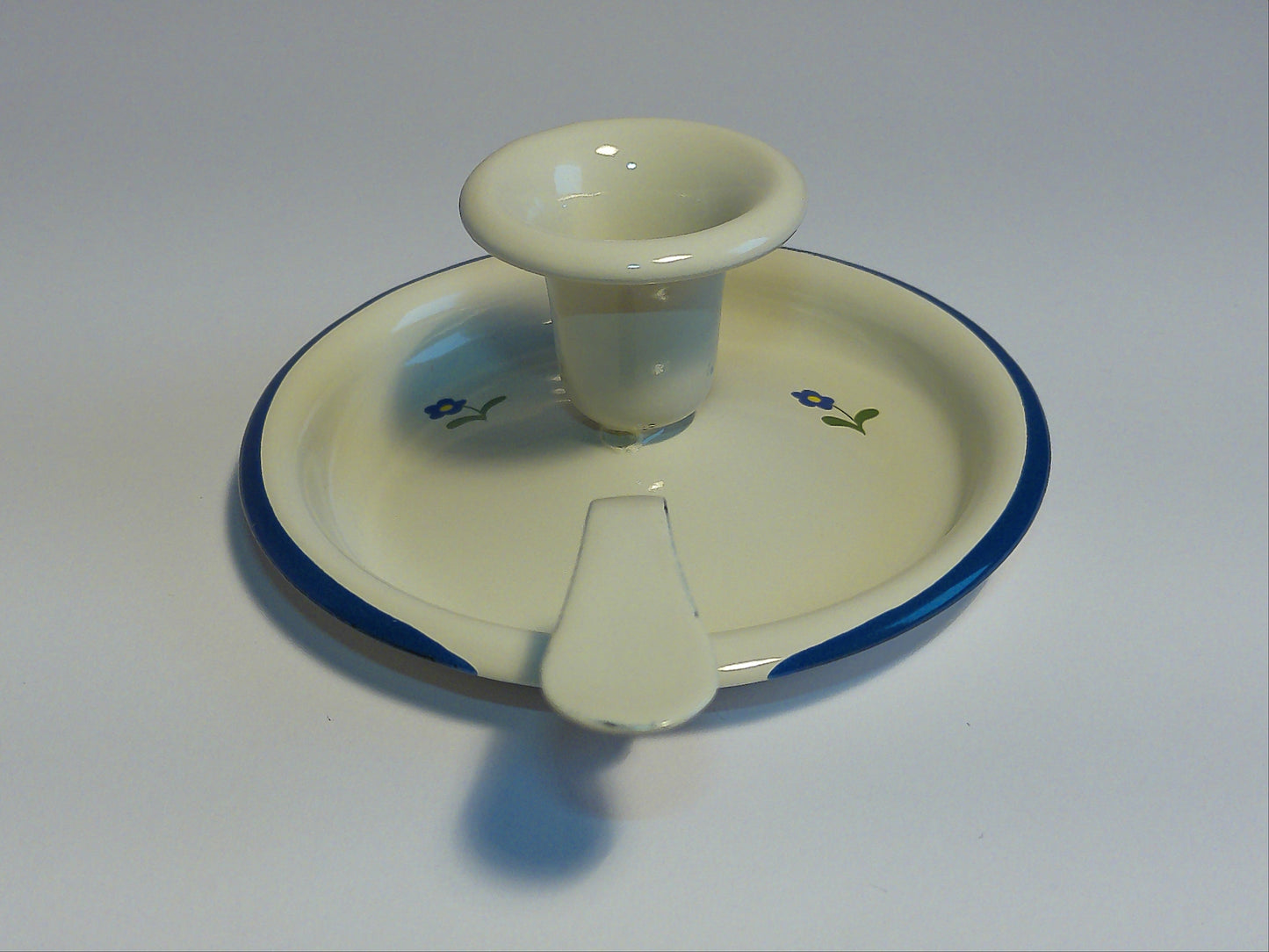 Münder Email Kerzenhalter emailliert 14,5 cm x 13,0 cm x 6 cm, Farbe creme mit blauem Rand und Blümchen