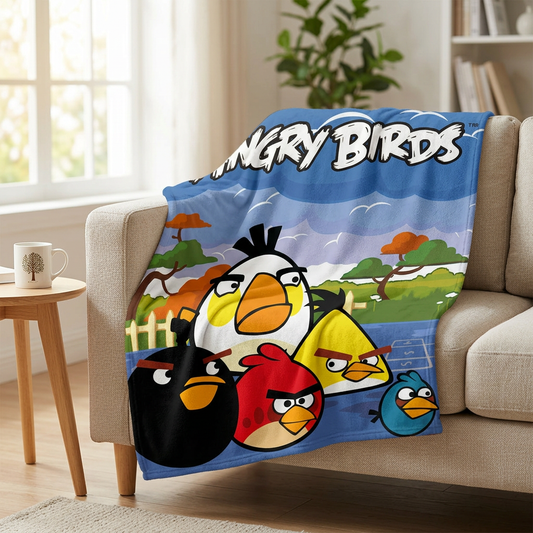 Sun City Polar-Vliesdecke Angry Birds 120 x 140 cm, kuschelig über einem hellen Sofa im Wohnzimmer drapiert